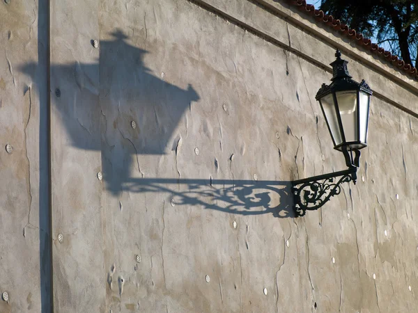 오래 된 랜 턴과 벽 — 스톡 사진