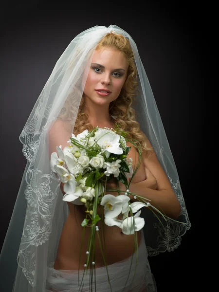 Frau im Schleier Braut — Stockfoto