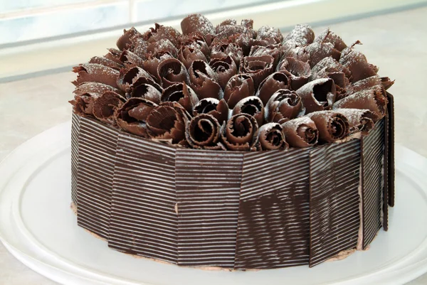 Kuchen mit Schokoladenblüten dekoriert — Stockfoto
