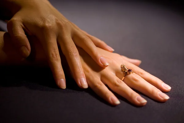 La mano de la mujer con un anillo — Foto de Stock