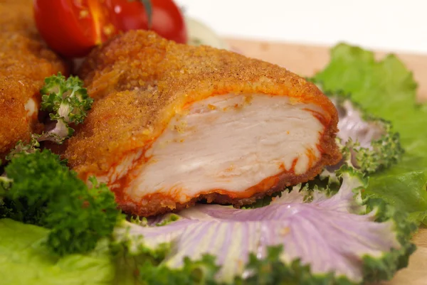Schotel met vlees in deeg en salade — Stockfoto