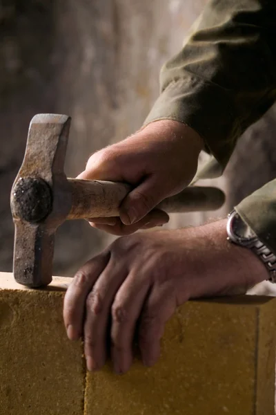 Bricklayer builds the brick wall — Stock Photo, Image
