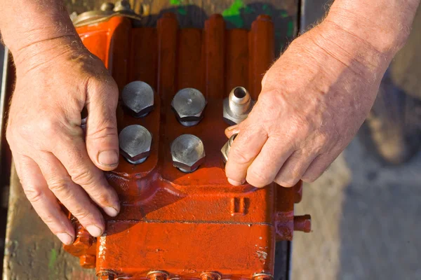 De handen van mannen gerepareerd autodelen — Stockfoto