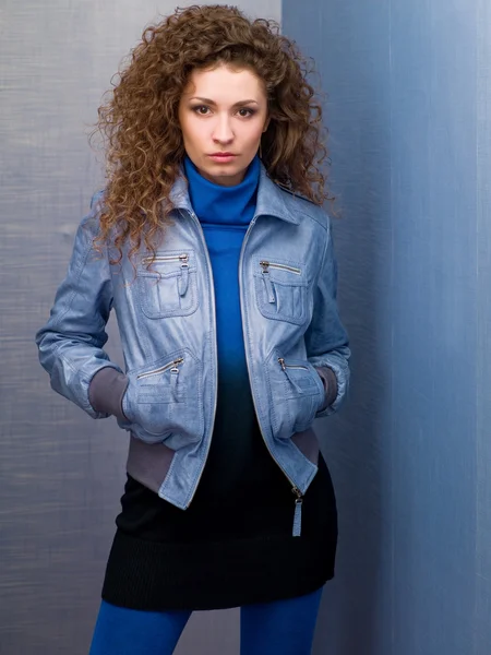 Молодая женщина в джинсовой куртке — стоковое фото