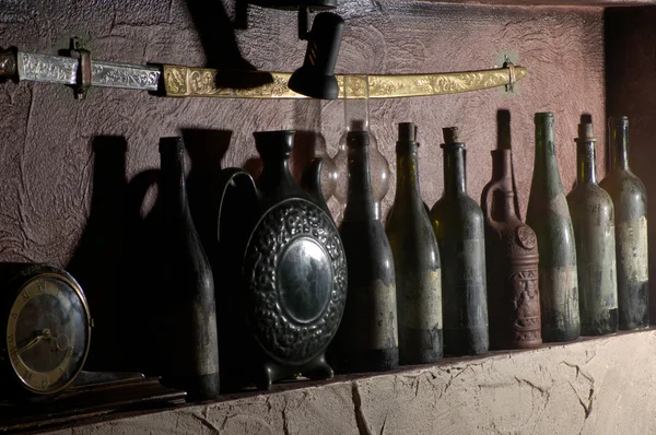 Вінтажний винний льох з пляшками вина Стокове Фото