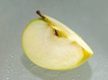 gri bir arka plan üzerinde elma dilim