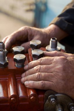 işçi ellerini motoru üzerine koydu.