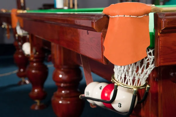 Бильярдный стол и мячи — стоковое фото