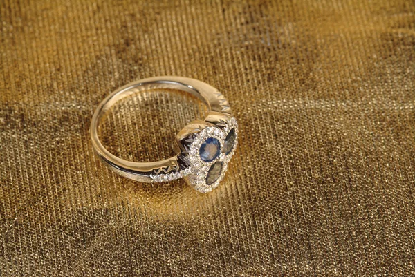Gouden ring met een grote robijn — Stockfoto