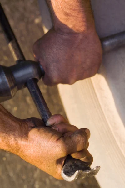 As mãos dos homens que trabalham com uma alavanca — Fotografia de Stock