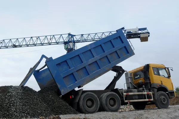 Camion transportant des matériaux de construction pendant le processus de travail — Photo