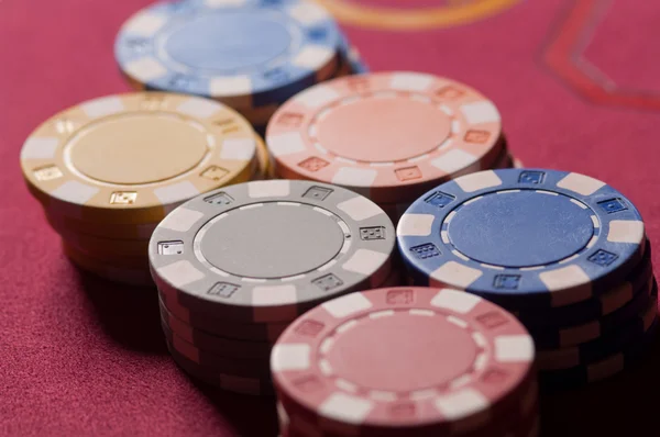 在赌场，在不同的颜色和评级发挥的科目 — 图库照片