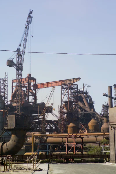 Строительный кран на сталелитейном заводе — стоковое фото