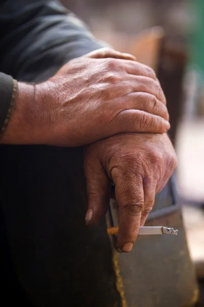 Χέρι εργάζονται με ένα τσιγάρο — Φωτογραφία Αρχείου