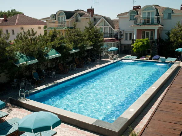 Buiten zwembad in het hotel — Stockfoto