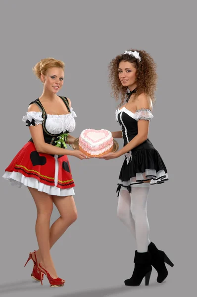 Две симпатичные девушки официантки — стоковое фото