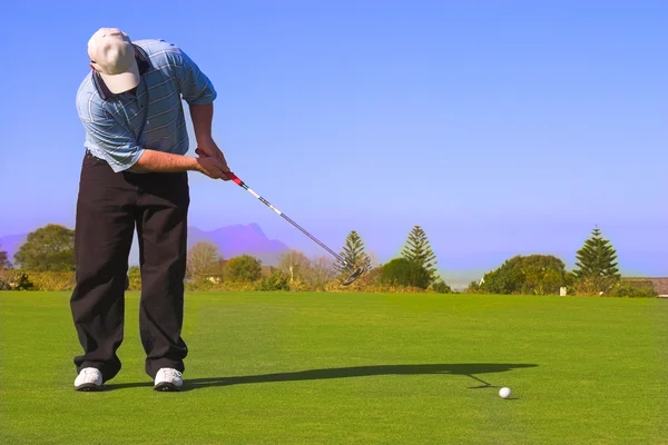 Golfer putting — Stock Photo, Image