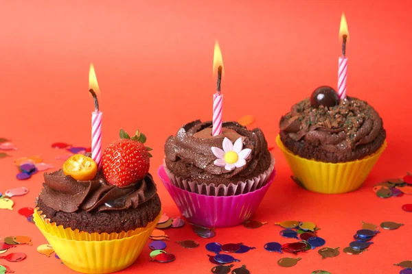 微型巧克力蛋糕与蜡烛 免版税图库照片