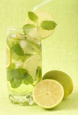 Mojito arka planı yeşil kokteyl