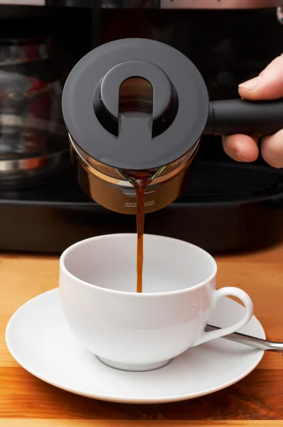 Крупный план кофе наливают в чашку — стоковое фото