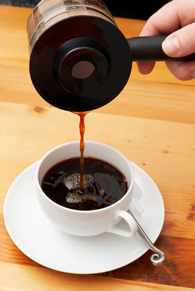 Nahaufnahme von Kaffee, der in die Tasse gegossen wird — Stockfoto