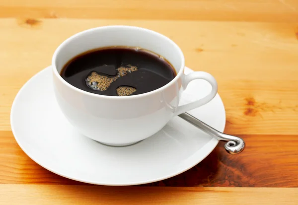 Крупный план черного кофе в белой чашке — стоковое фото
