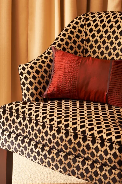 Cuscini colorati sulla sedia — Foto Stock
