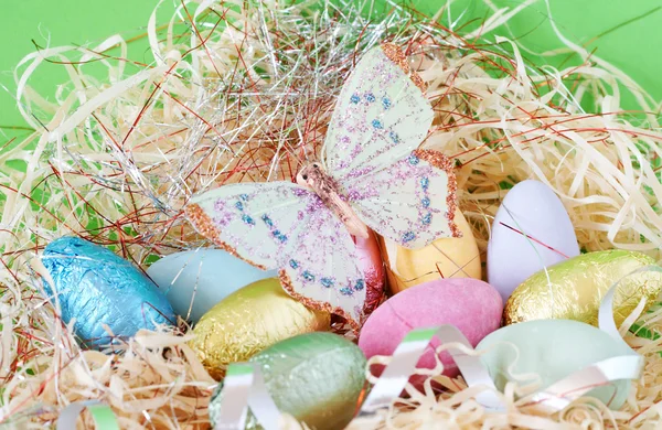 Colorato avvolto cioccolato uova di Pasqua — Foto Stock