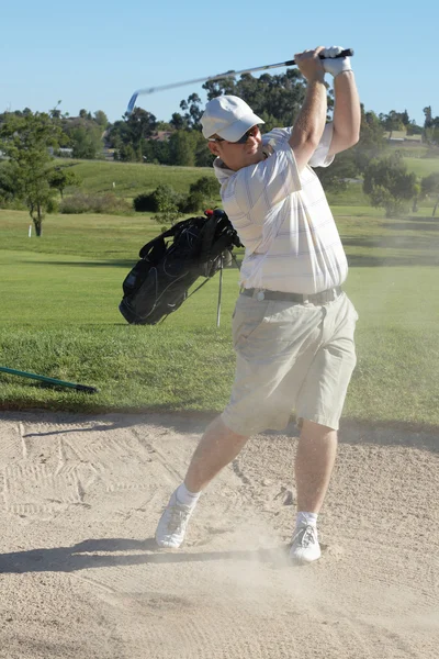 砂のバンカーのゴルファー — ストック写真