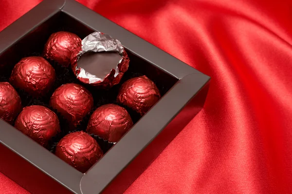 Valentines choklad tryffel i rött papper — Stockfoto