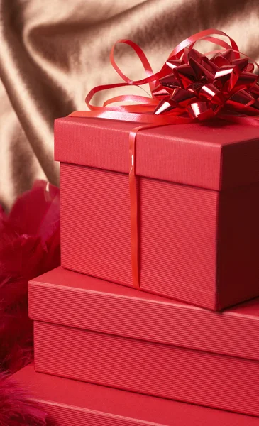 Montón de cajas de regalo rojas — Foto de Stock