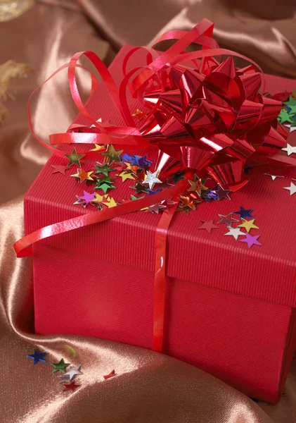 Caja de regalo roja con arcos y estrellas — Foto de Stock