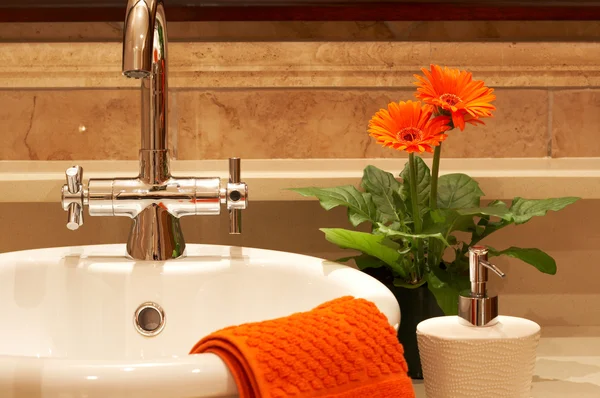 Mooie wastafel in een badkamer — Stockfoto