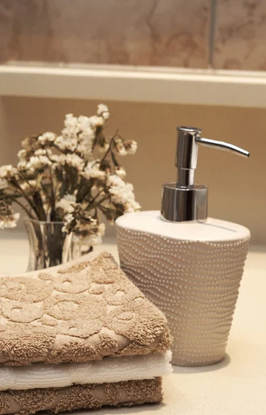 Стопка полотенец и мыла в ванной комнате — стоковое фото