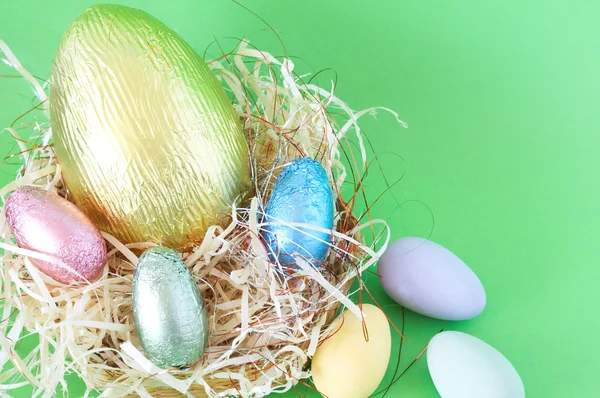 Saman içinde çikolata Paskalya yumurtaları — Stok fotoğraf