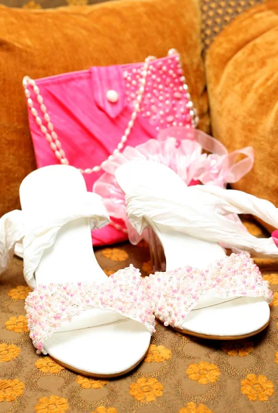 Svatební boty s korálky a pytel — Stock fotografie