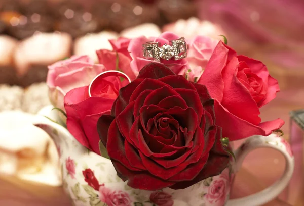Bouquet of roses with wedding rings — Stock Photo, Image