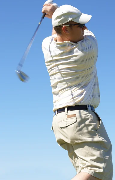 Golfista golpeando la pelota — Foto de Stock