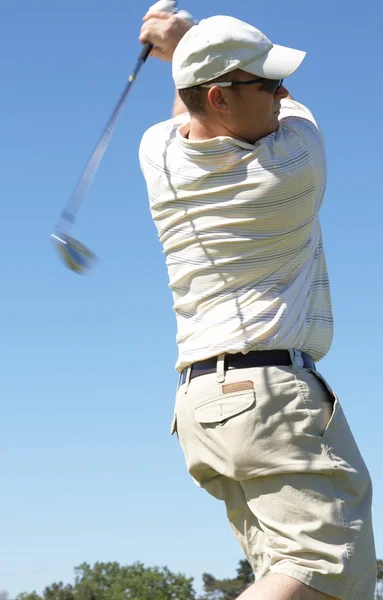 Golfer hitting the ball — Stock Photo, Image