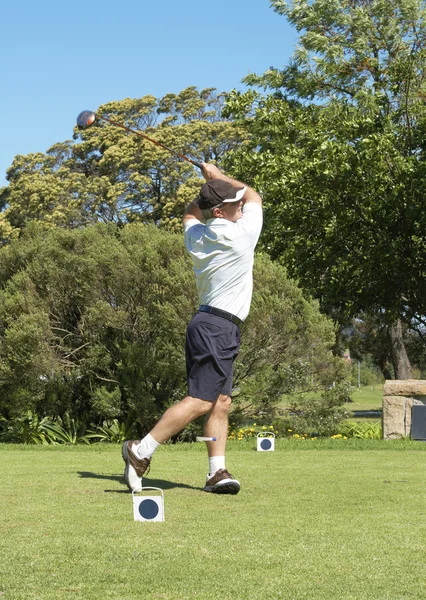 Golfista udeří míč z odpaliště — Stock fotografie