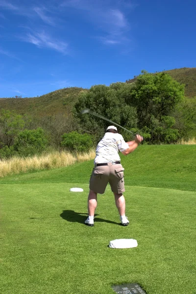Golf auf der Abschlagbox — Stockfoto