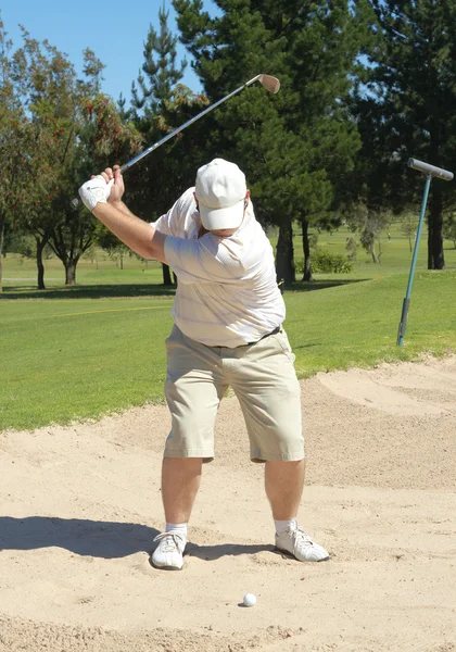 Golfer in de zandbunker — Stockfoto