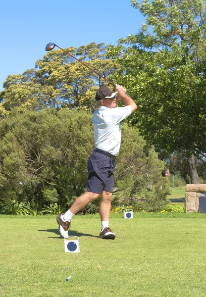 Senior golfspeler golfen — Stockfoto