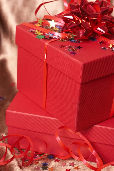 Rode geschenkdozen met bogen en sterren — Stockfoto