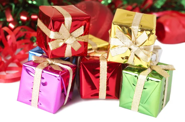 Στοίβα από πολύχρωμα κουτιά δώρο Χριστουγέννων — Φωτογραφία Αρχείου