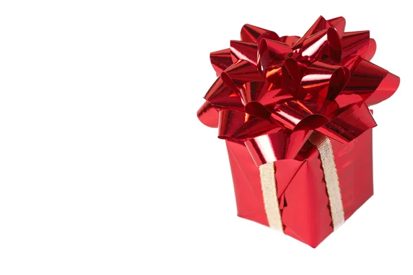 Красная коробка подарка с луком на белом фоне — стоковое фото