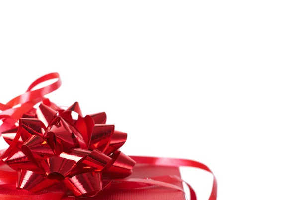 Confezione regalo rossa con fiocchi su bianco — Foto Stock