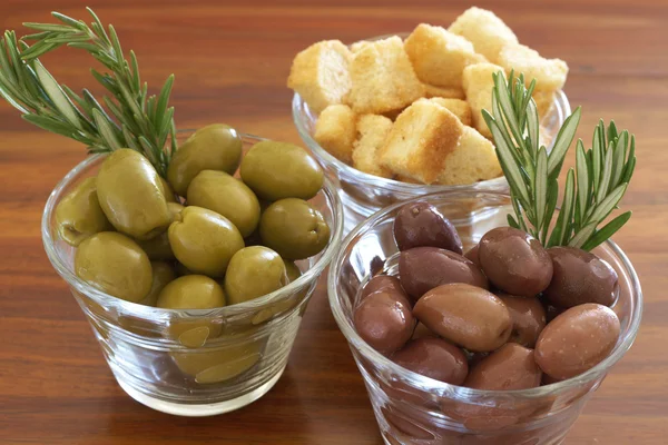 stock image Two jars of green and black olives and croutons