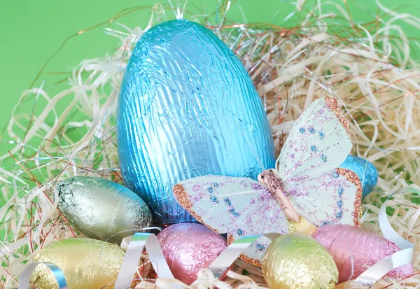 Chocolate embrulhado colorido Ovos de Páscoa — Fotografia de Stock