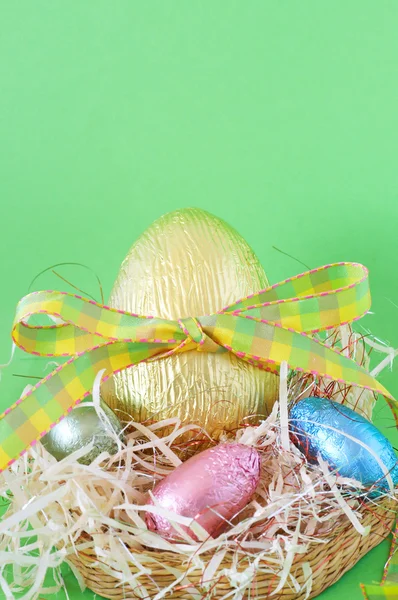 Barevné zalomený čokoládová velikonoční vejce — Stock fotografie